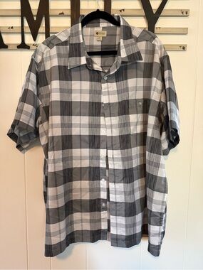 St. John's Bay Men’s Gray Plaid Short-Sleeve Button-Up Shirt